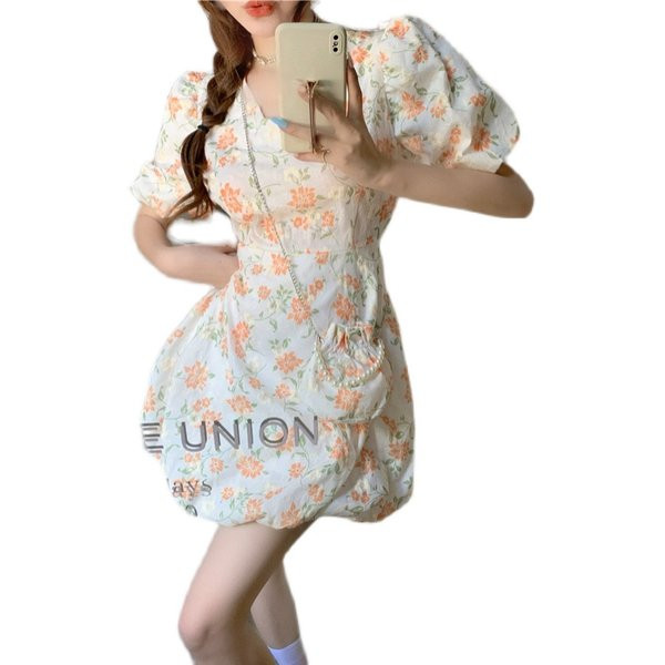 Új modell női ruha spitz nyakkivágással és virágmintával