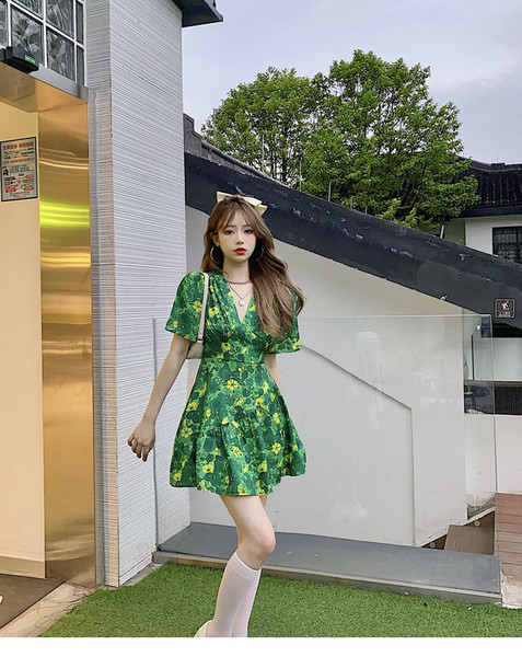 Alkalmi női szabású ruha spitz nyakkivágással