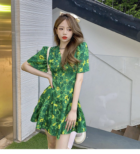 Alkalmi női szabású ruha spitz nyakkivágással