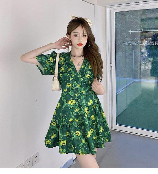 Alkalmi női szabású ruha spitz nyakkivágással