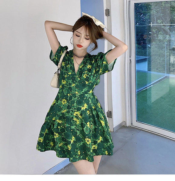 Alkalmi női szabású ruha spitz nyakkivágással