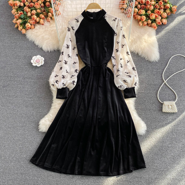 Modern női ruha, hosszú, széles ujjal