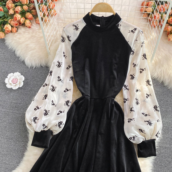 Modern női ruha, hosszú, széles ujjal