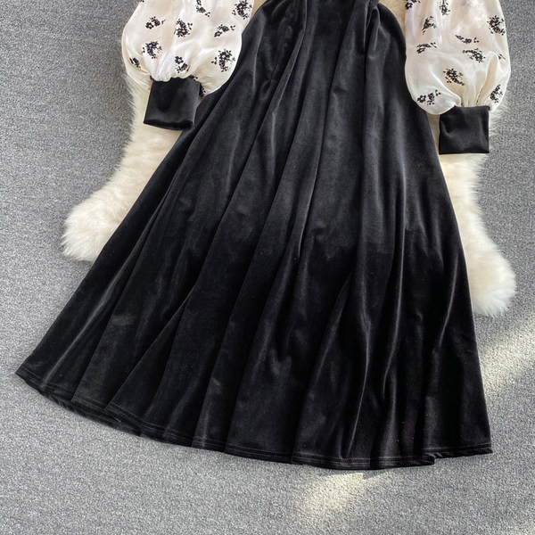 Modern női ruha, hosszú, széles ujjal