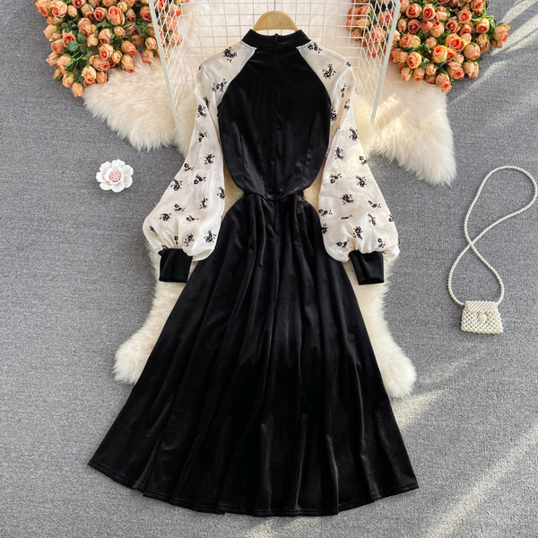 Modern női ruha, hosszú, széles ujjal