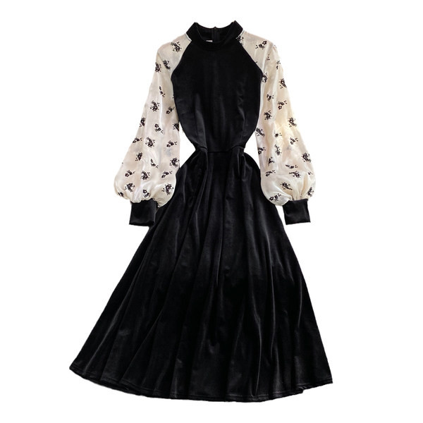 Modern női ruha, hosszú, széles ujjal