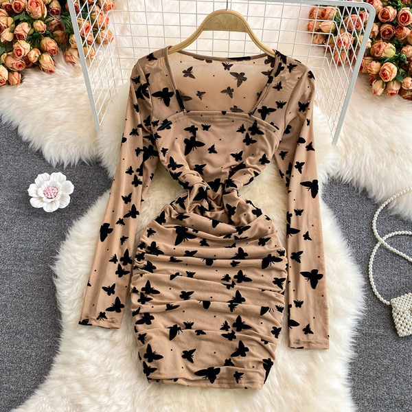 Bézs színű női ruha négyzet alakú nyakkivágással