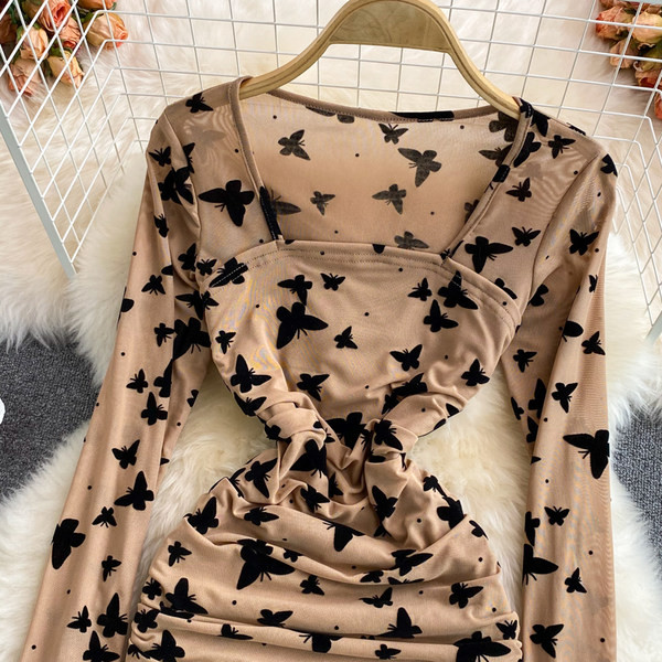 Bézs színű női ruha négyzet alakú nyakkivágással