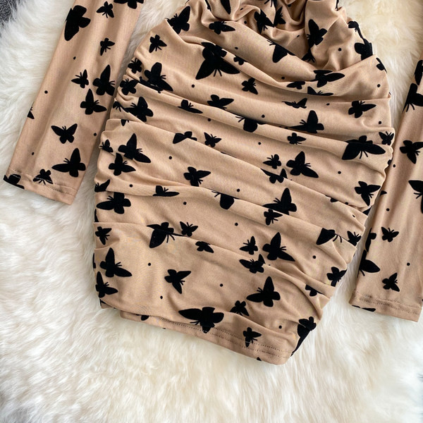 Bézs színű női ruha négyzet alakú nyakkivágással