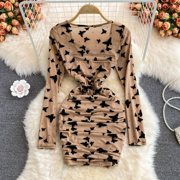 Bézs színű női ruha négyzet alakú nyakkivágással