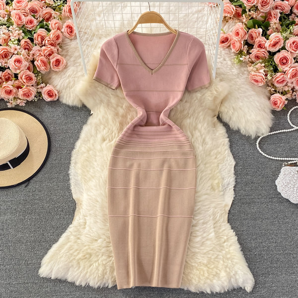 Női kötött, testhezálló ruha spitz nyakkivágással