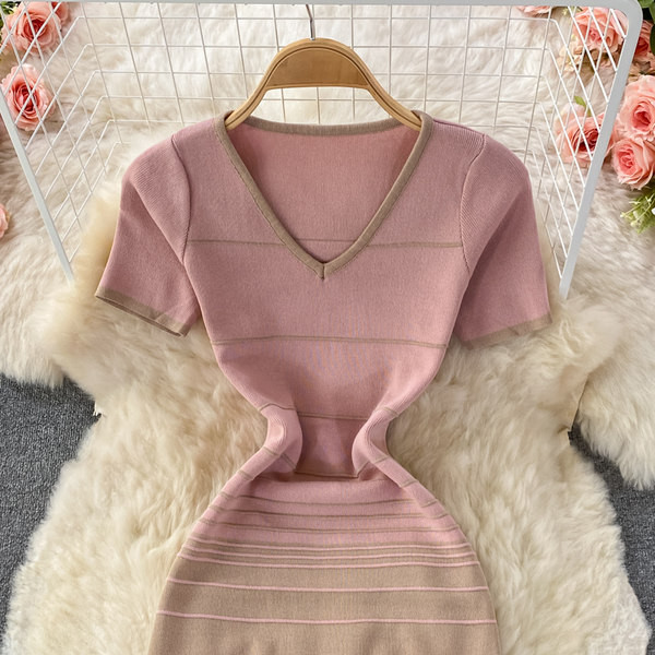 Női kötött, testhezálló ruha spitz nyakkivágással