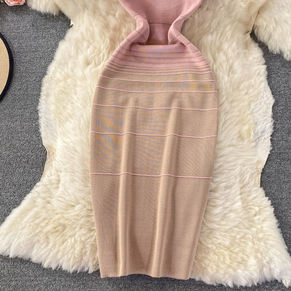 Női kötött, testhezálló ruha spitz nyakkivágással