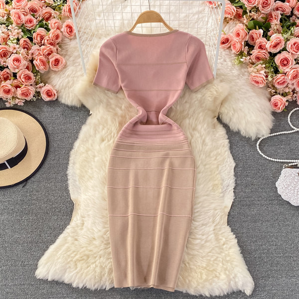 Női kötött, testhezálló ruha spitz nyakkivágással