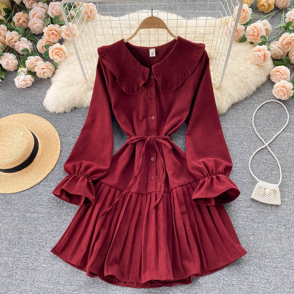 Hétköznapi női ruha gombokkal és hosszú ujjal