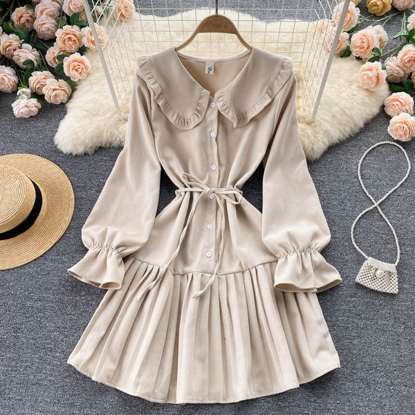 Hétköznapi női ruha gombokkal és hosszú ujjal