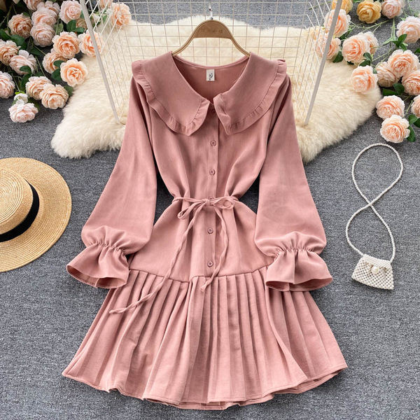 Hétköznapi női ruha gombokkal és hosszú ujjal