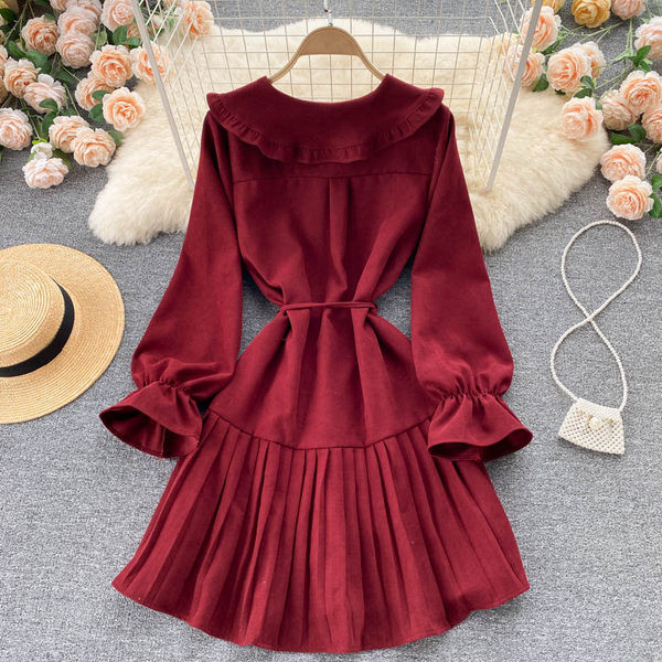 Hétköznapi női ruha gombokkal és hosszú ujjal