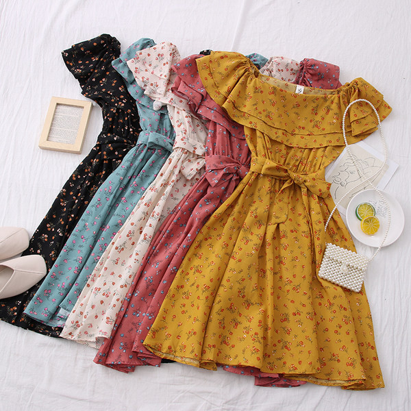 Modern női ruha virágmintával és csónakos nyakkivágással