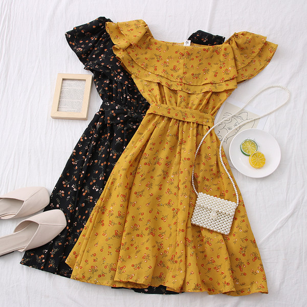 Modern női ruha virágmintával és csónakos nyakkivágással