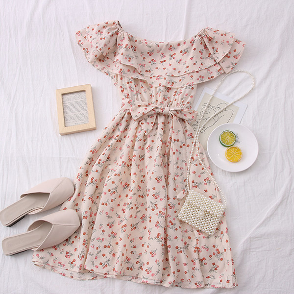 Modern női ruha virágmintával és csónakos nyakkivágással