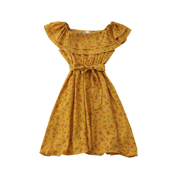 Modern női ruha virágmintával és csónakos nyakkivágással