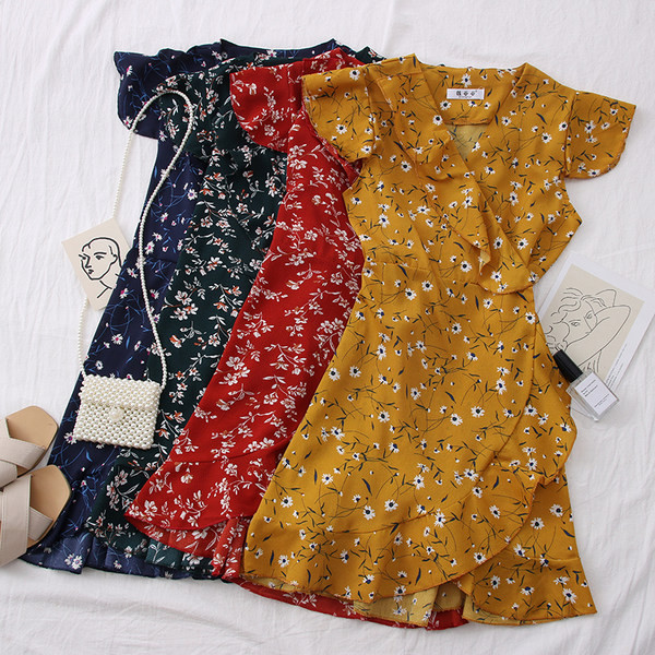 Alkalmi női ruha spitz nyakkivágással és virágmintával