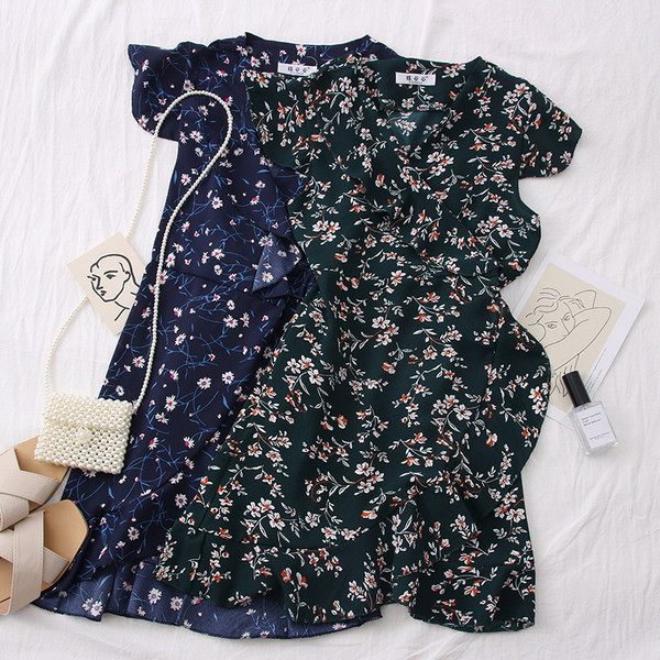 Alkalmi női ruha spitz nyakkivágással és virágmintával