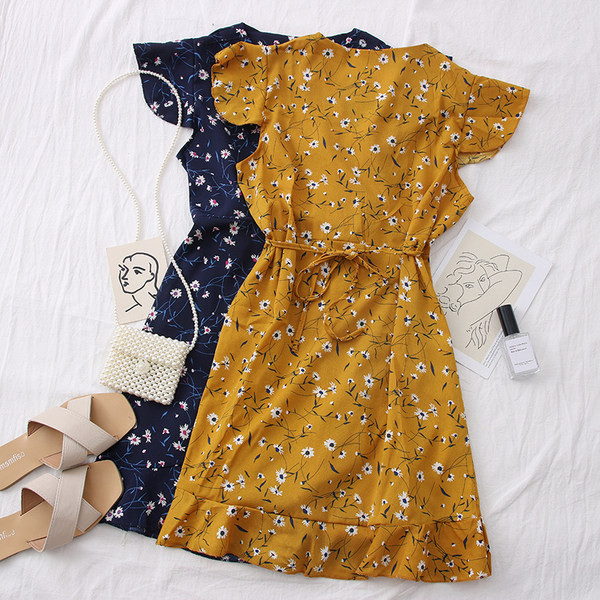 Alkalmi női ruha spitz nyakkivágással és virágmintával