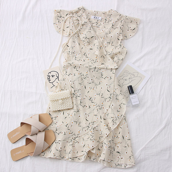 Alkalmi női ruha spitz nyakkivágással és virágmintával