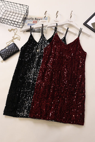 Stílusos, fényes női ruha flitterekkel és spitz nyakkivágással