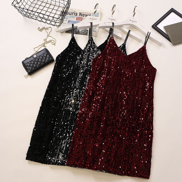 Stílusos, fényes női ruha flitterekkel és spitz nyakkivágással