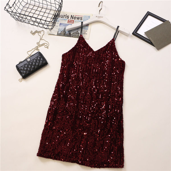 Stílusos, fényes női ruha flitterekkel és spitz nyakkivágással