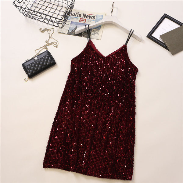 Stílusos, fényes női ruha flitterekkel és spitz nyakkivágással