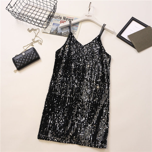 Stílusos, fényes női ruha flitterekkel és spitz nyakkivágással