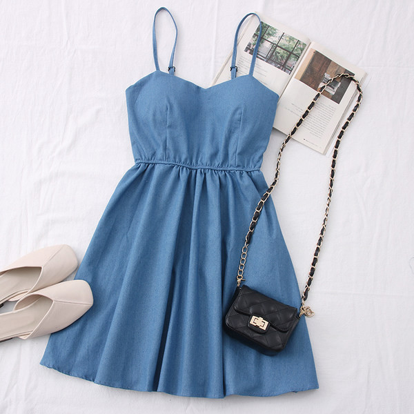 Modern női ruha vékony pántokkal - kék színben