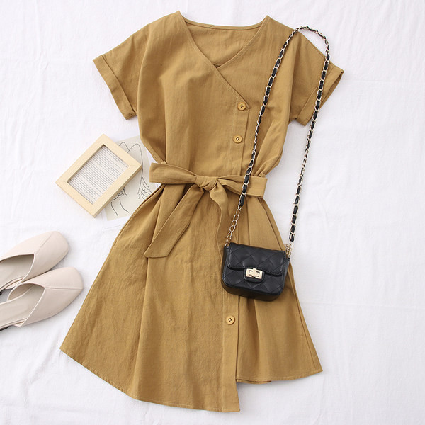 Új modell aszimmetrikus női ruha spitz nyakkivágással és övvel