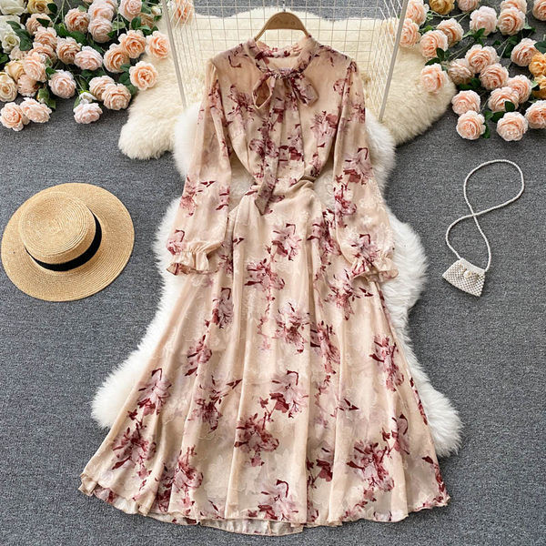 Modern női virágos ruha gallérján szalaggal