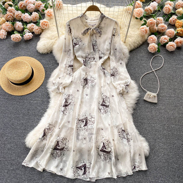 Modern női virágos ruha gallérján szalaggal