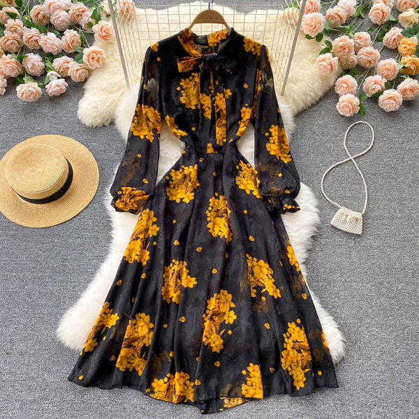 Modern női virágos ruha gallérján szalaggal