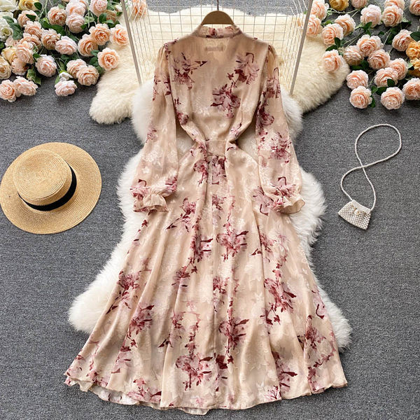 Modern női virágos ruha gallérján szalaggal