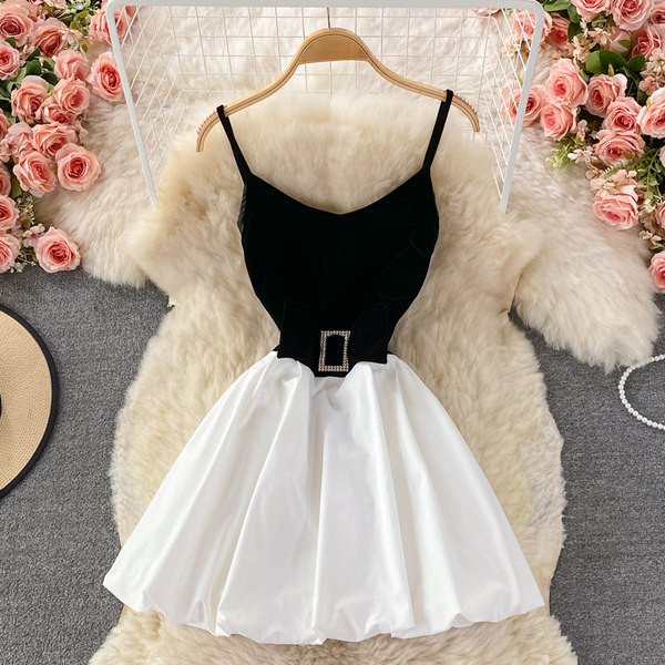 Modern női ruha övvel és vékony pántokkal