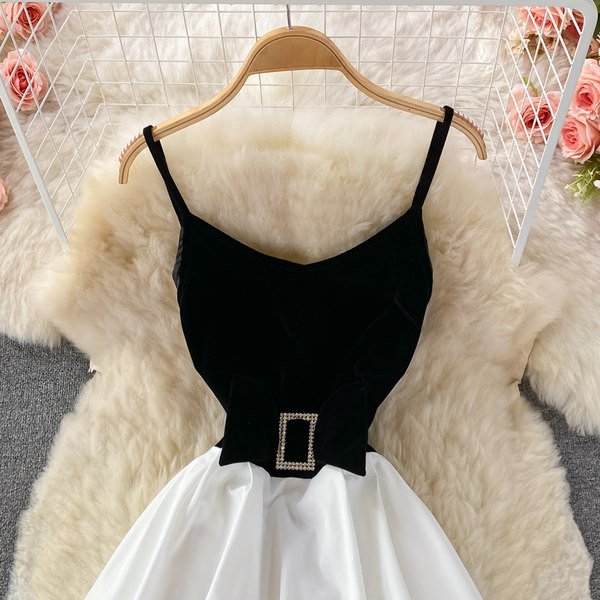 Modern női ruha övvel és vékony pántokkal