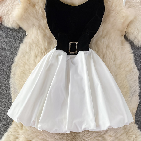 Modern női ruha övvel és vékony pántokkal