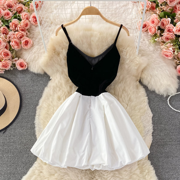 Modern női ruha övvel és vékony pántokkal