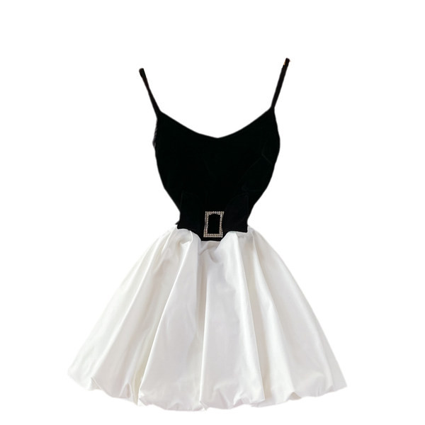 Modern női ruha övvel és vékony pántokkal