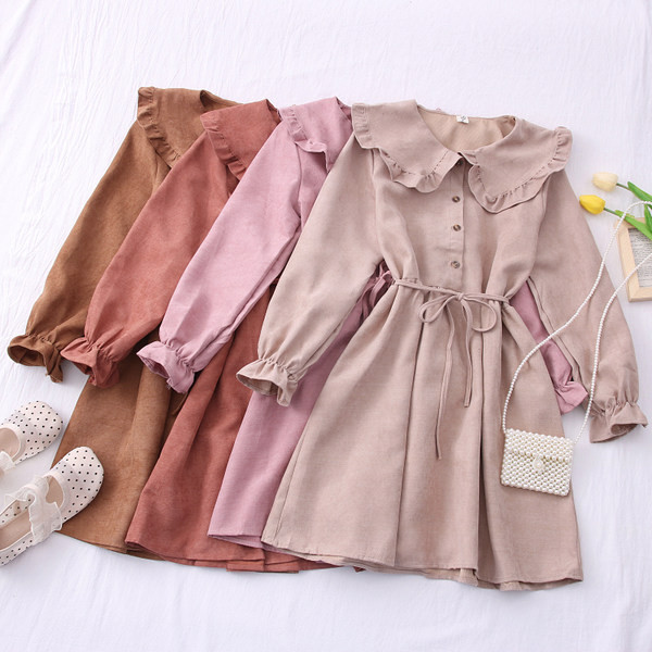 Őszi-téli ruha kerek nyakkivágással és övvel