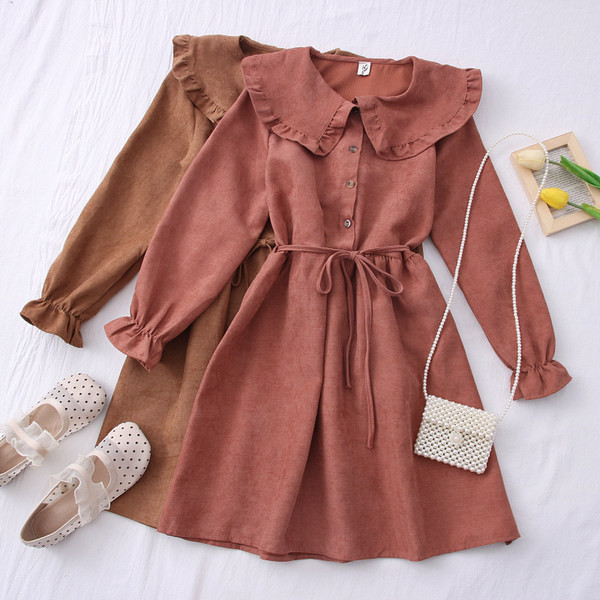 Őszi-téli ruha kerek nyakkivágással és övvel