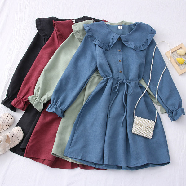 Őszi-téli ruha kerek nyakkivágással és övvel