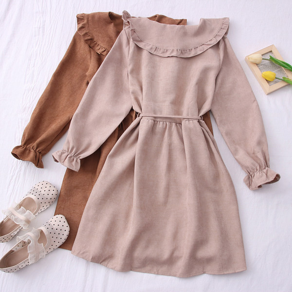 Őszi-téli ruha kerek nyakkivágással és övvel